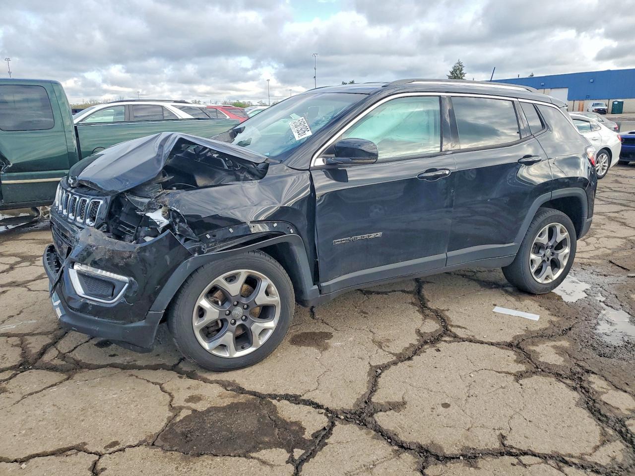 Salvage Jeep Compass Image