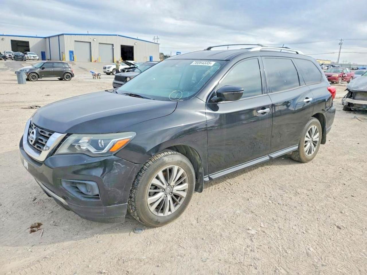 Salvage Nissan Pathfinder Image