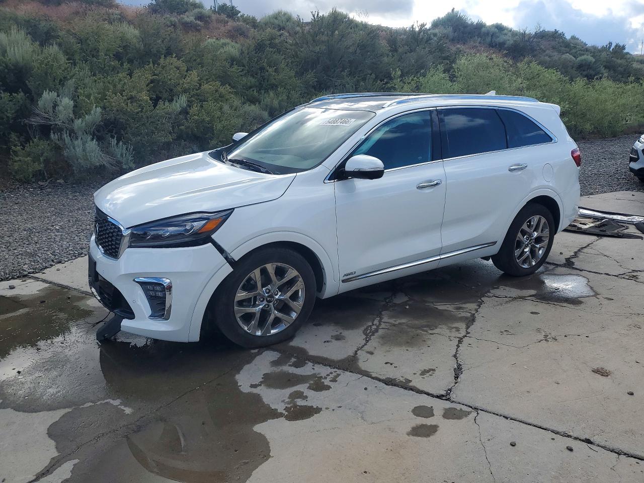 Salvage Kia Sorento Image