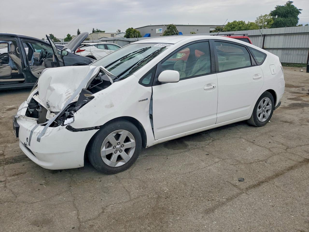 Salvage Toyota Prius Image