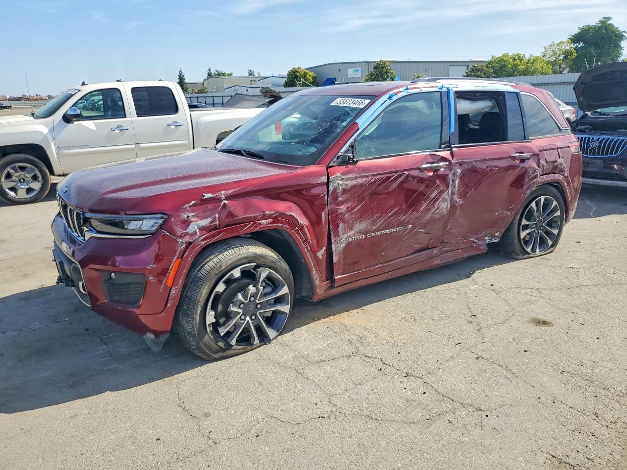 Salvage Jeep Cherokee Image