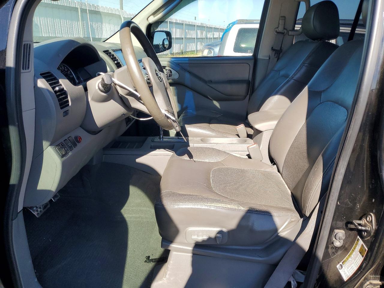 Nissan Frontier Se V6
