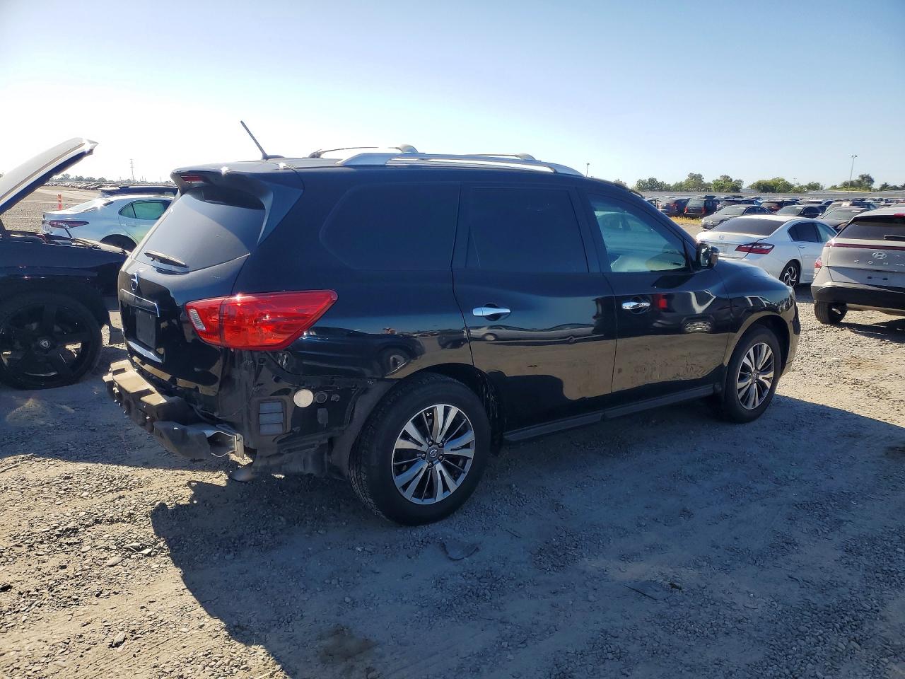 Nissan Pathfinder S