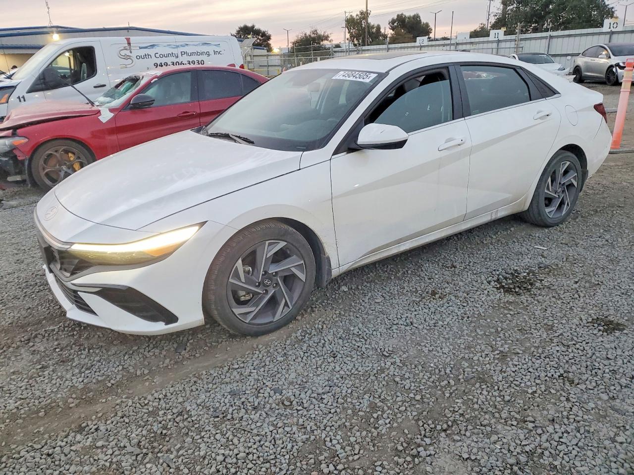 Salvage Hyundai ELANTRA Image