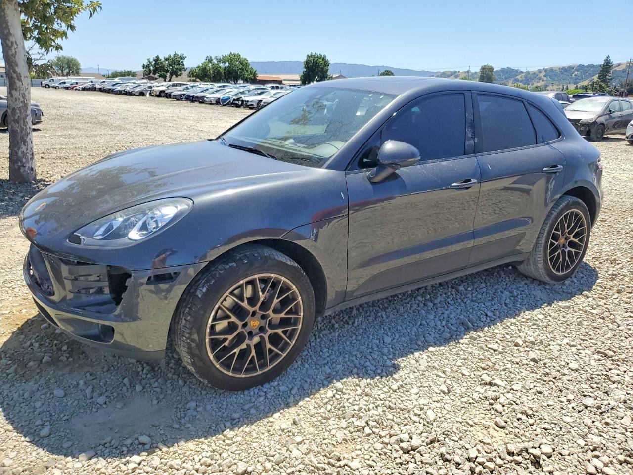 Salvage Porsche Macan Image