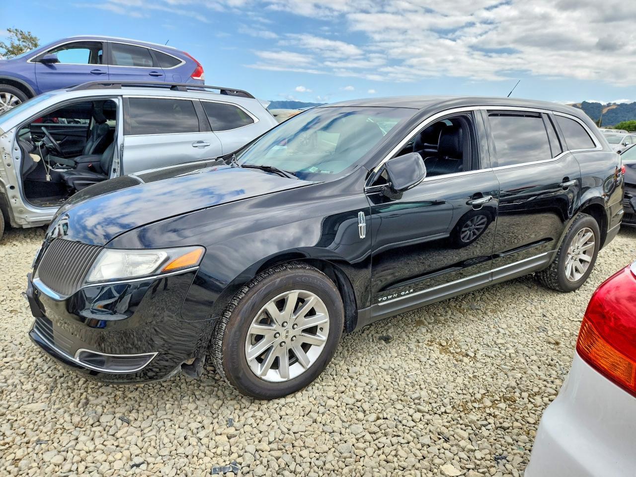 Salvage Lincoln MKT Image