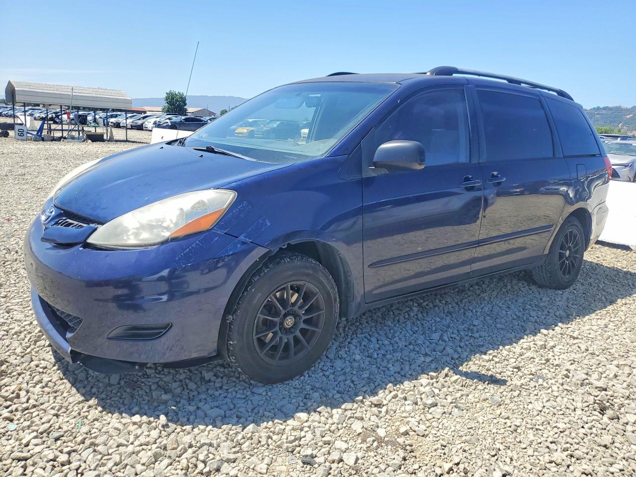 Salvage Toyota Sienna Image