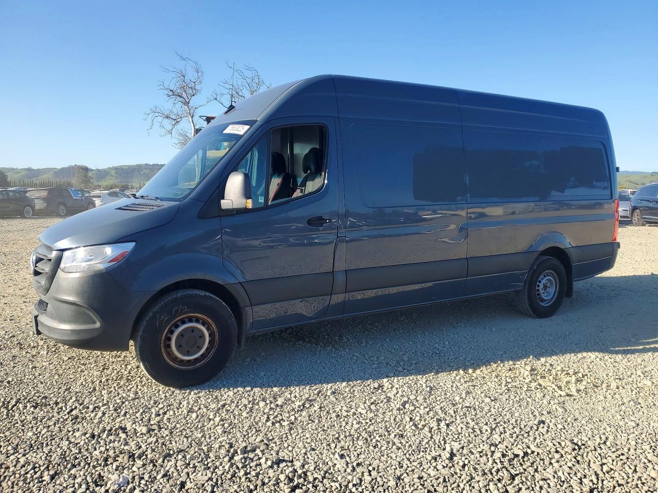 Salvage Mercedes-Benz Sprinter Image
