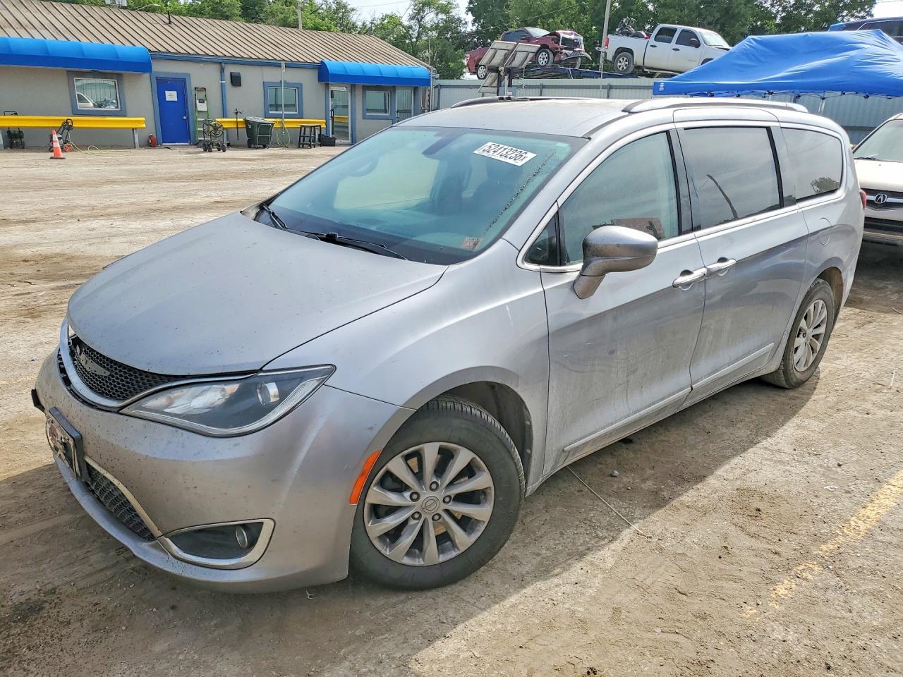 Salvage Chrysler Pacifica Image