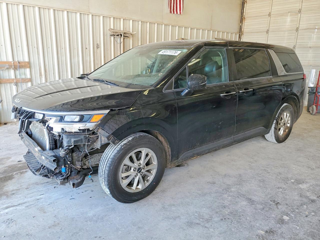 Salvage Kia Carnival Image