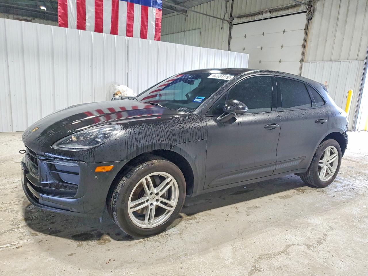Salvage Porsche Macan Image