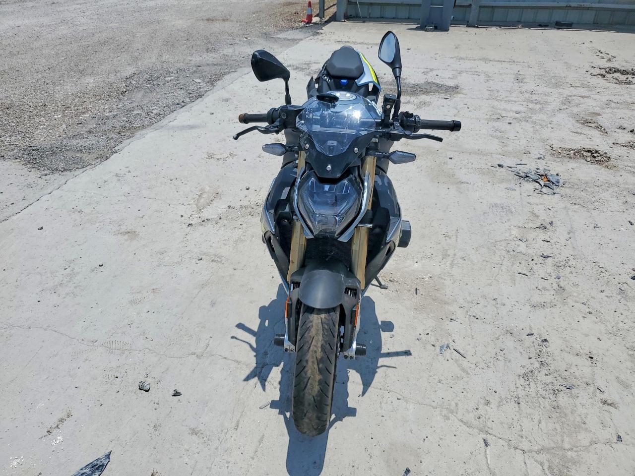 BMW S R