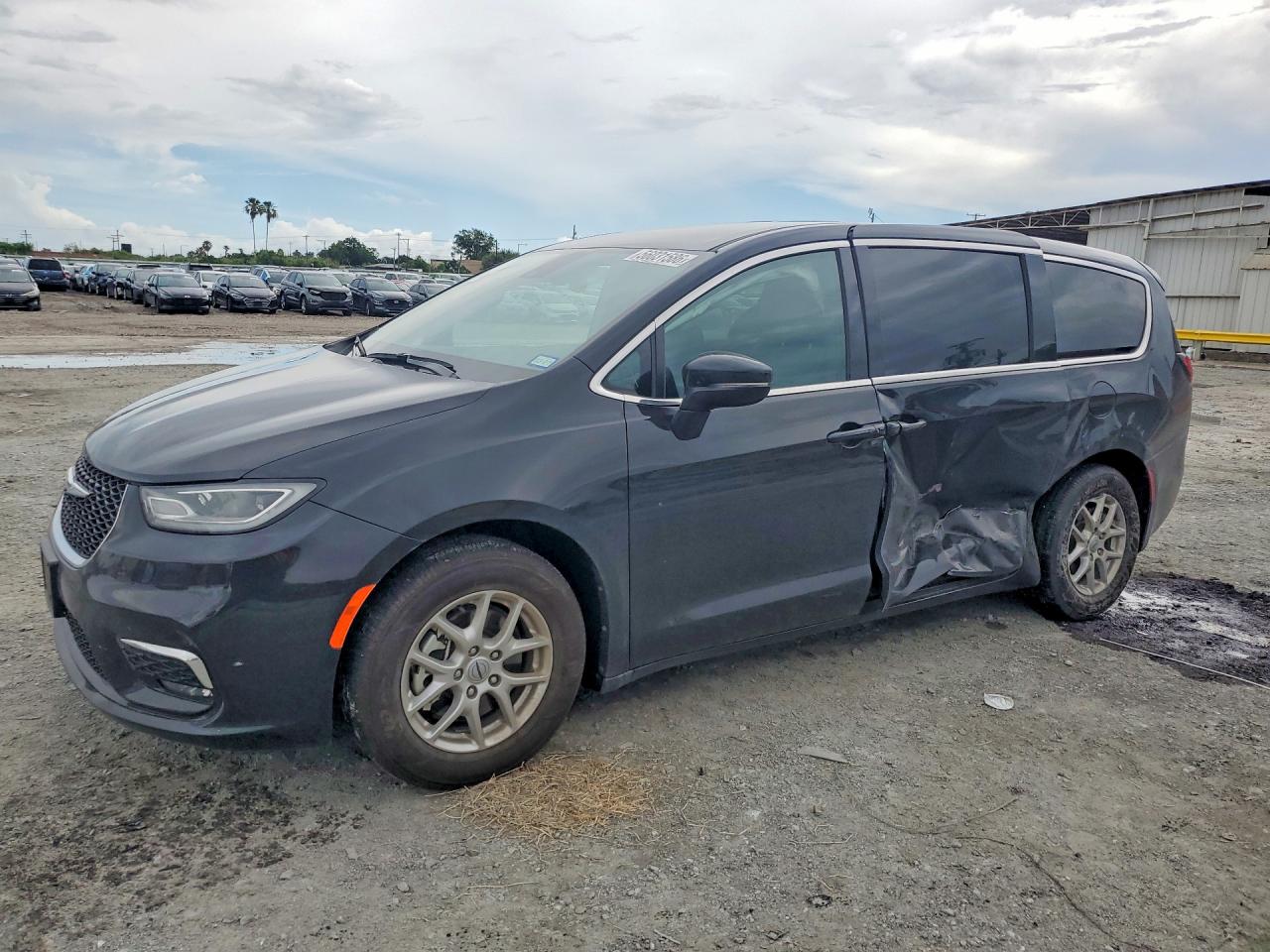 Salvage Chrysler Pacifica Image