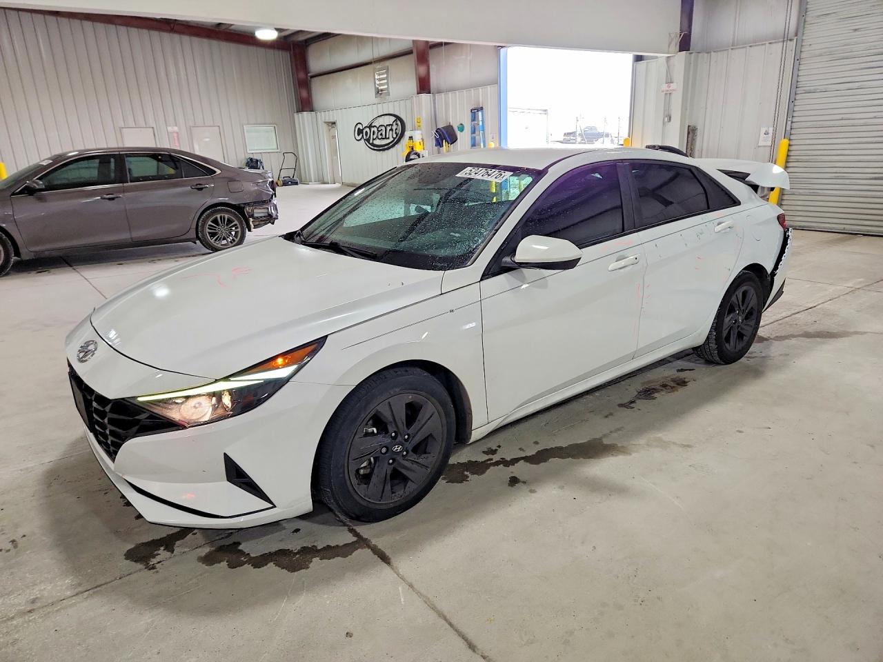 Salvage Hyundai ELANTRA Image