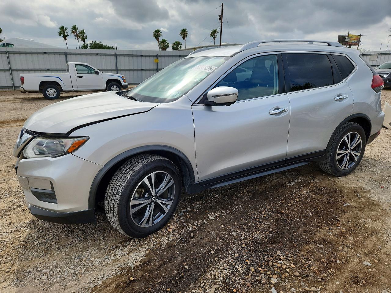 Salvage Nissan Rogue Image