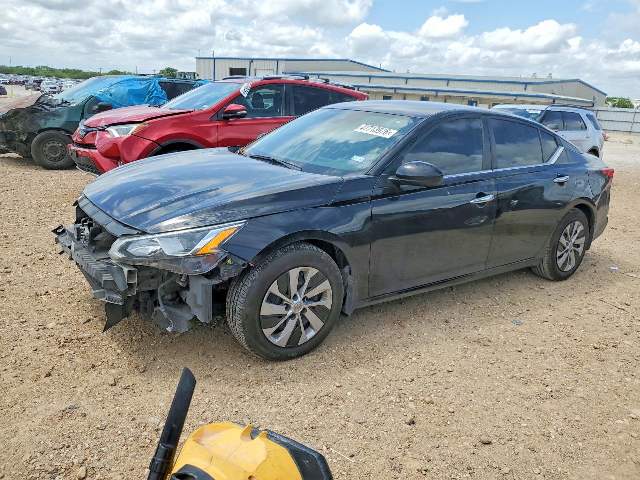 Salvage Nissan Altima Image