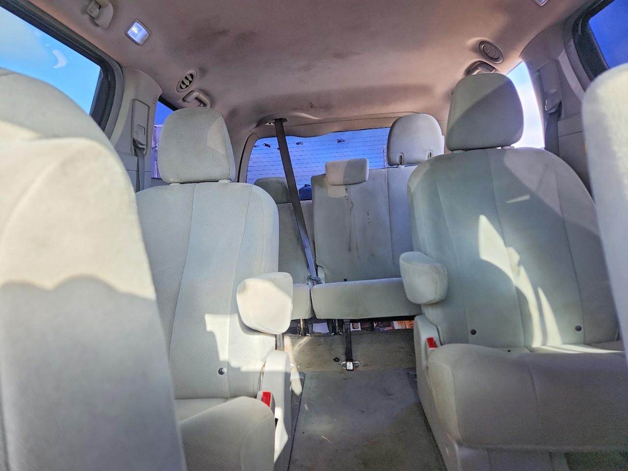 Toyota Sienna Base 7-passenger
