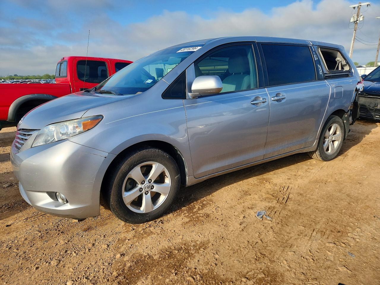Salvage Toyota Sienna Image