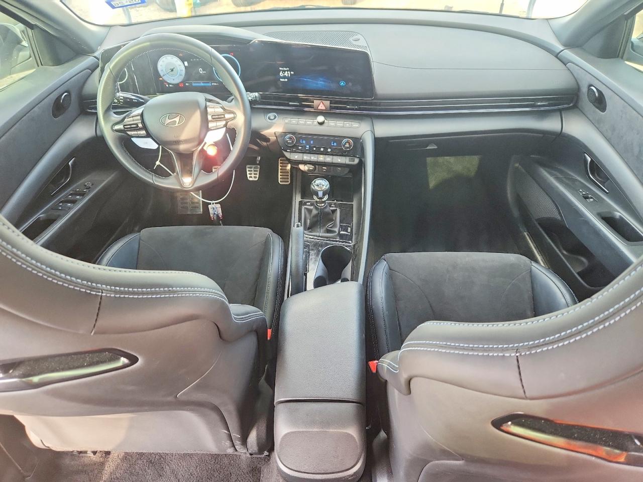 Hyundai ELANTRA Base