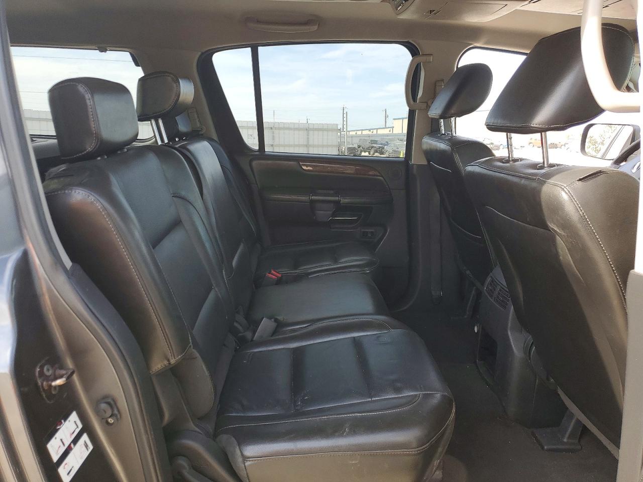 Nissan Armada Sv