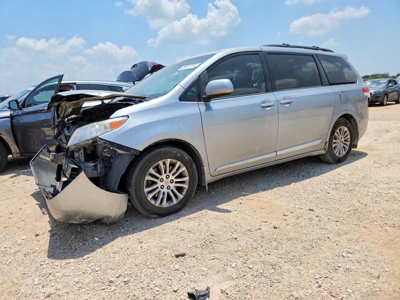 Salvage Toyota Sienna Image