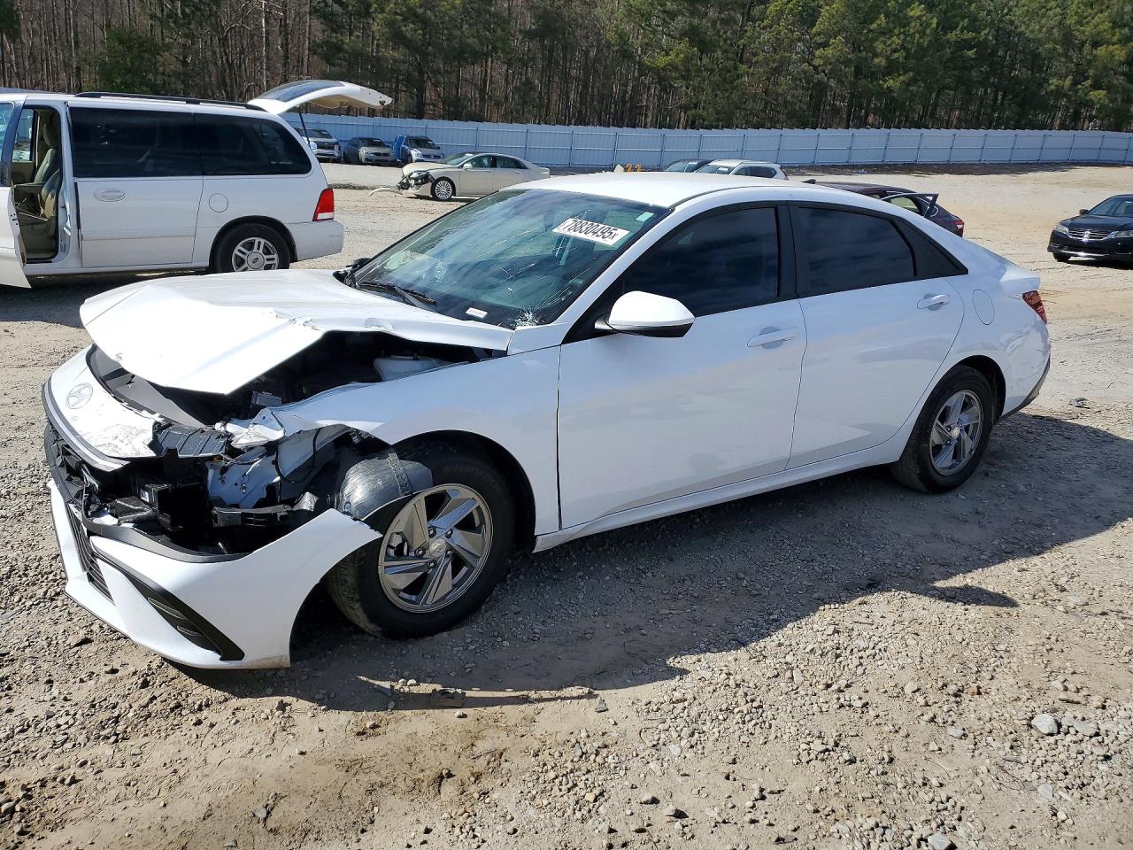Salvage Hyundai ELANTRA Image