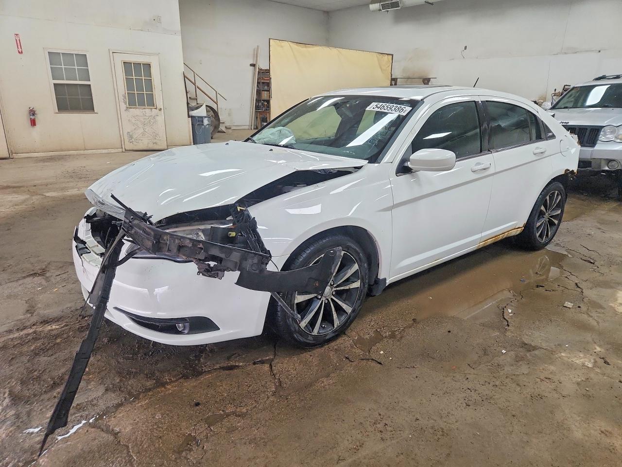 Salvage Chrysler 200 Image