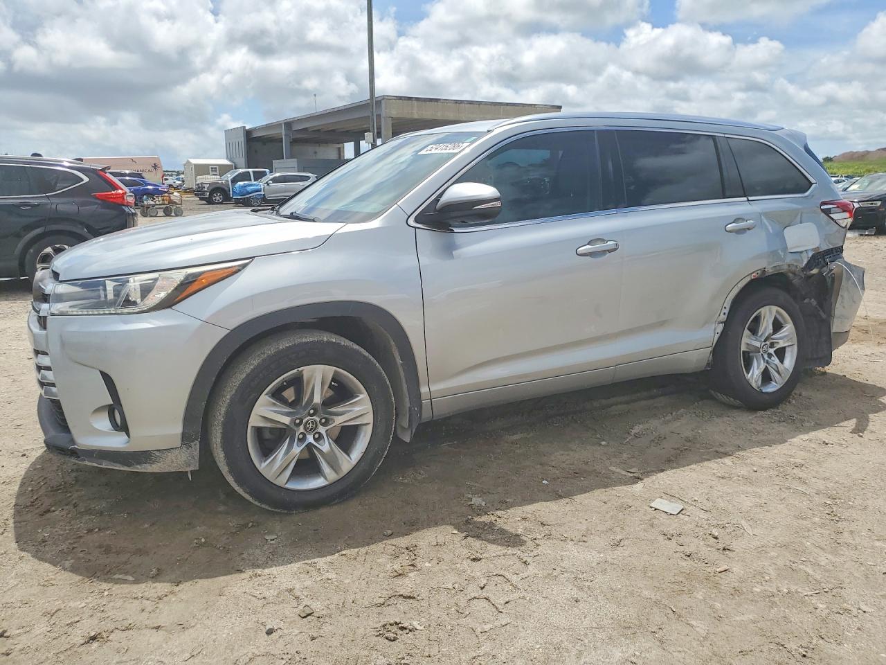 Salvage Toyota Highlander Image