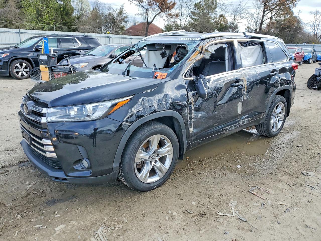Salvage Toyota Highlander Image