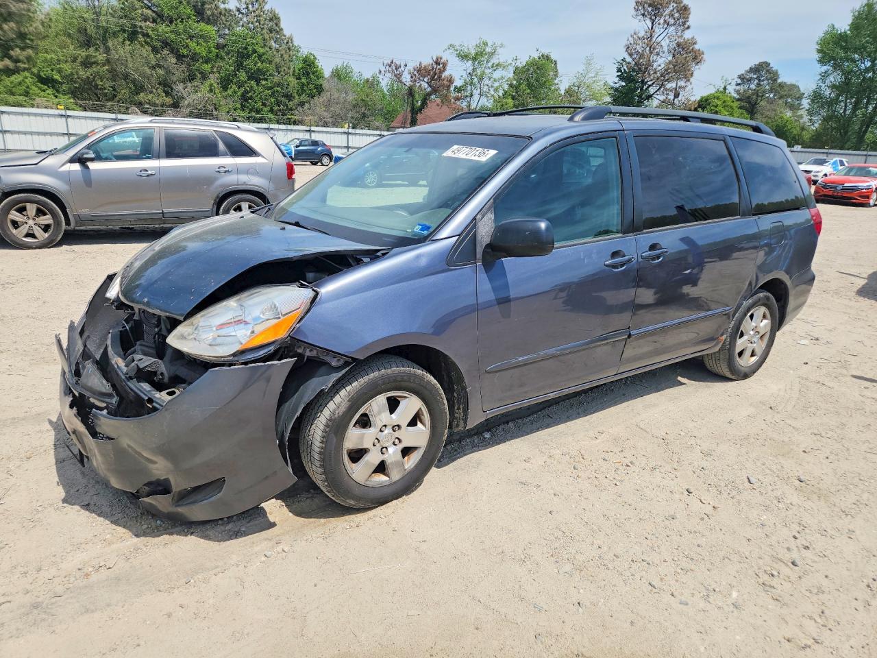Salvage Toyota Sienna Image