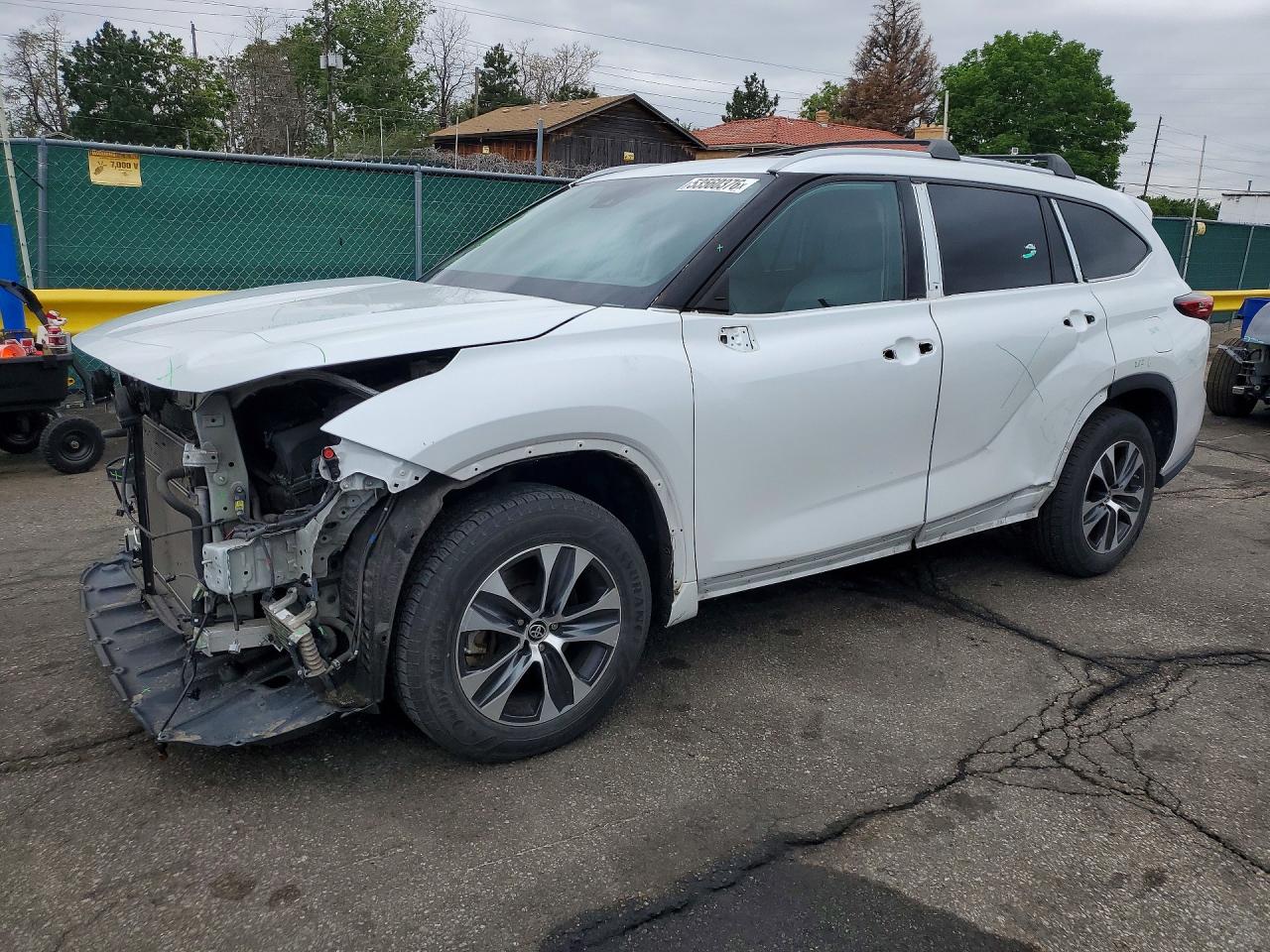 Salvage Toyota Highlander Image