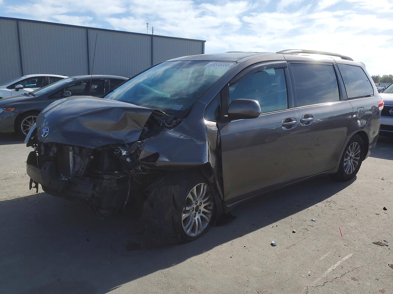 Salvage Toyota Sienna Image