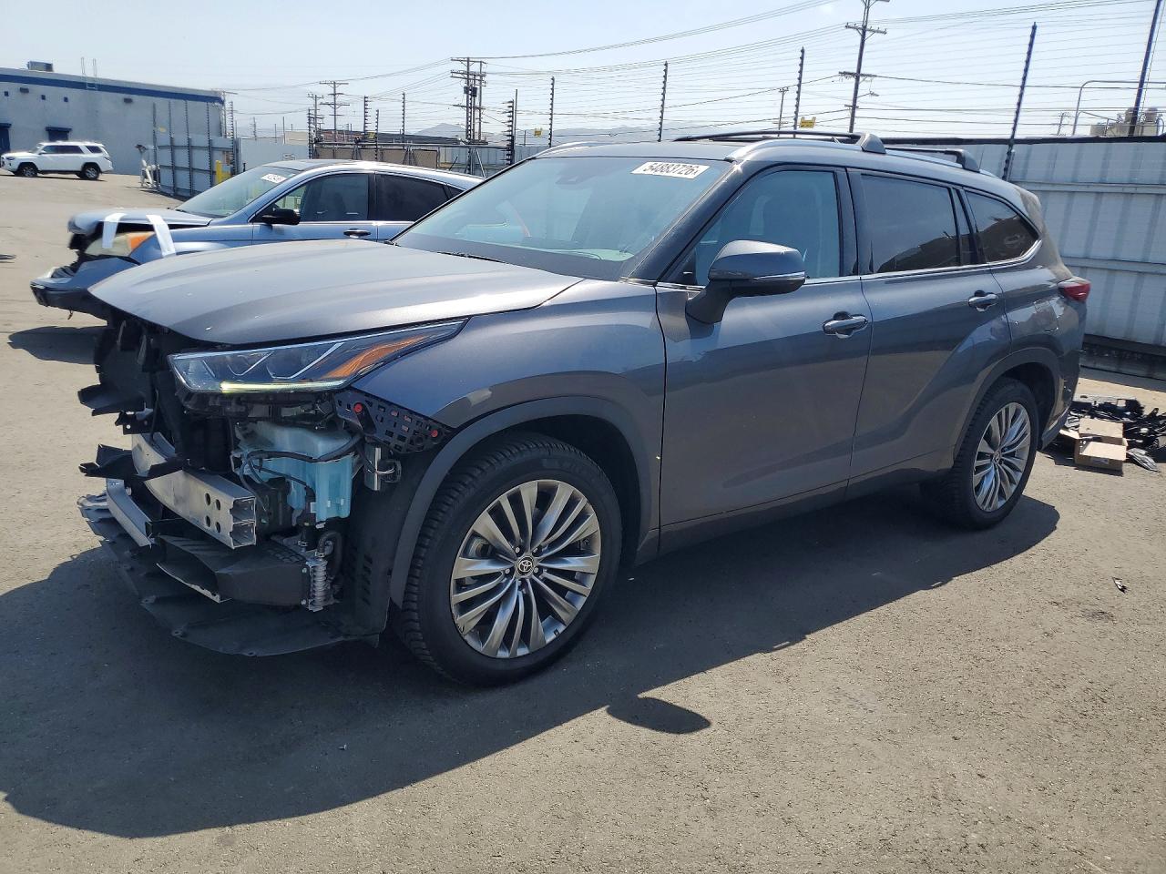 Salvage Toyota Highlander Image