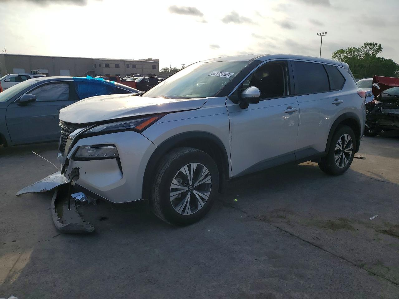 Salvage Nissan Rogue Image