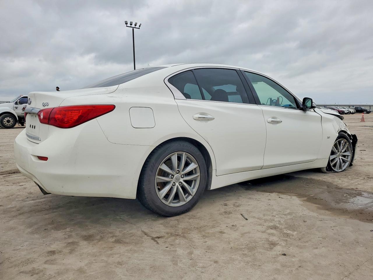 INFINITI Q50 Premium
