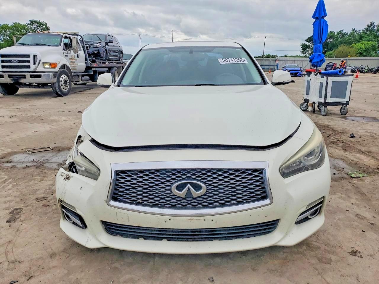 INFINITI Q50 Premium