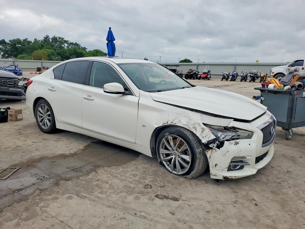 INFINITI Q50 Premium