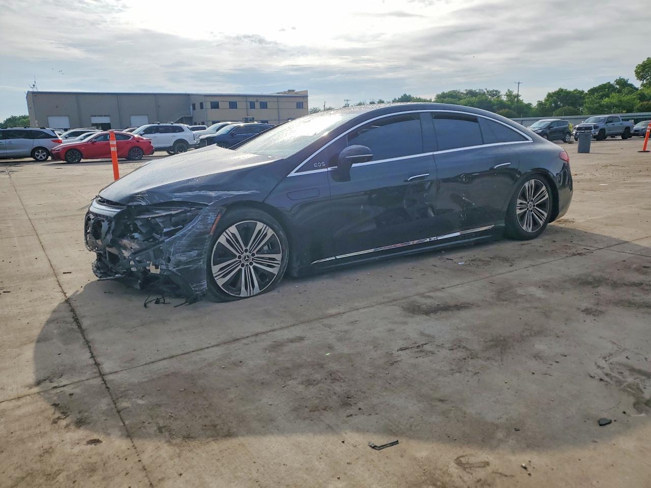 Salvage Mercedes-Benz EQS Image