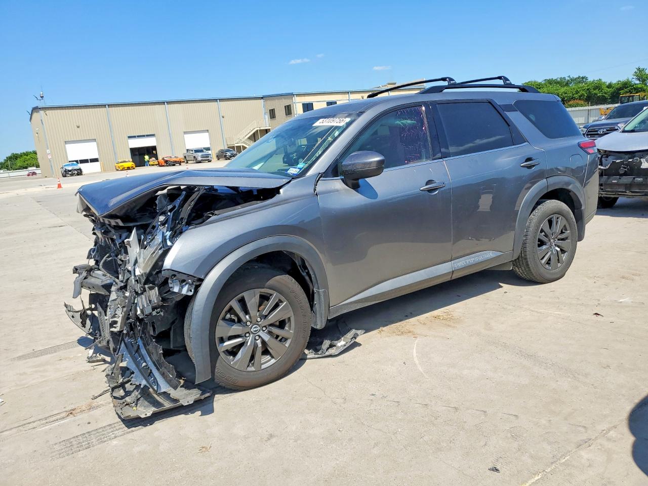 Salvage Nissan Pathfinder Image