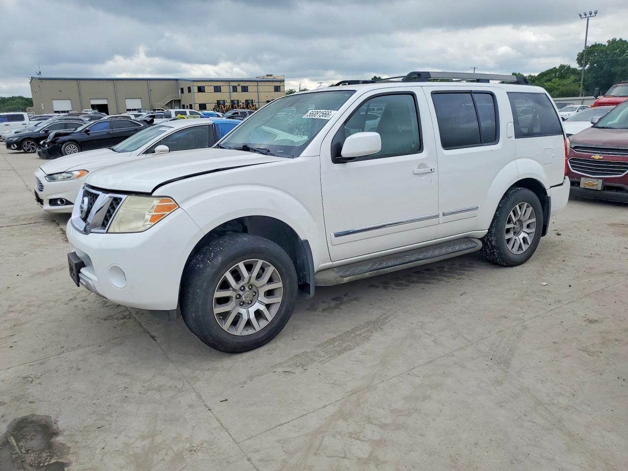 Salvage Nissan Pathfinder Image