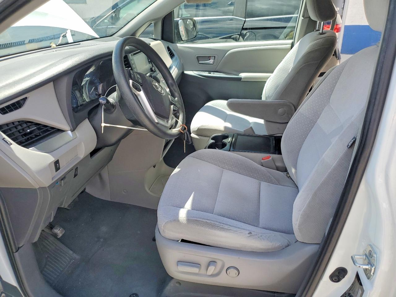 Toyota Sienna Le