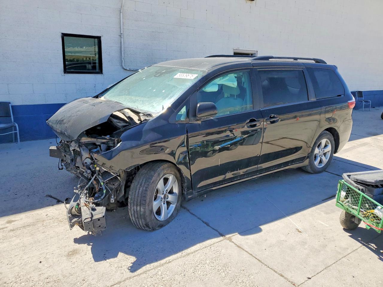 Salvage Toyota Sienna Image
