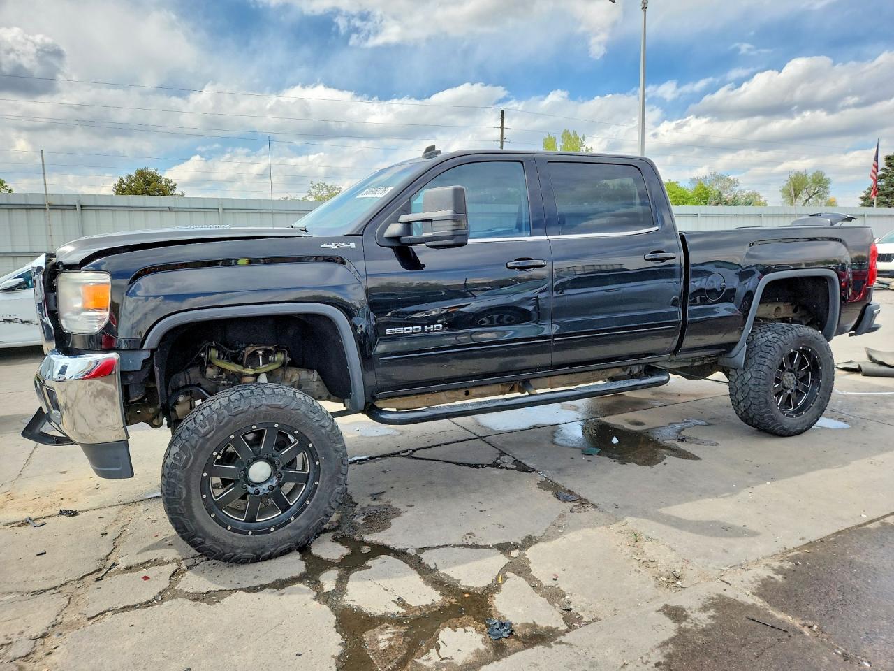 Salvage GMC Sierra Image