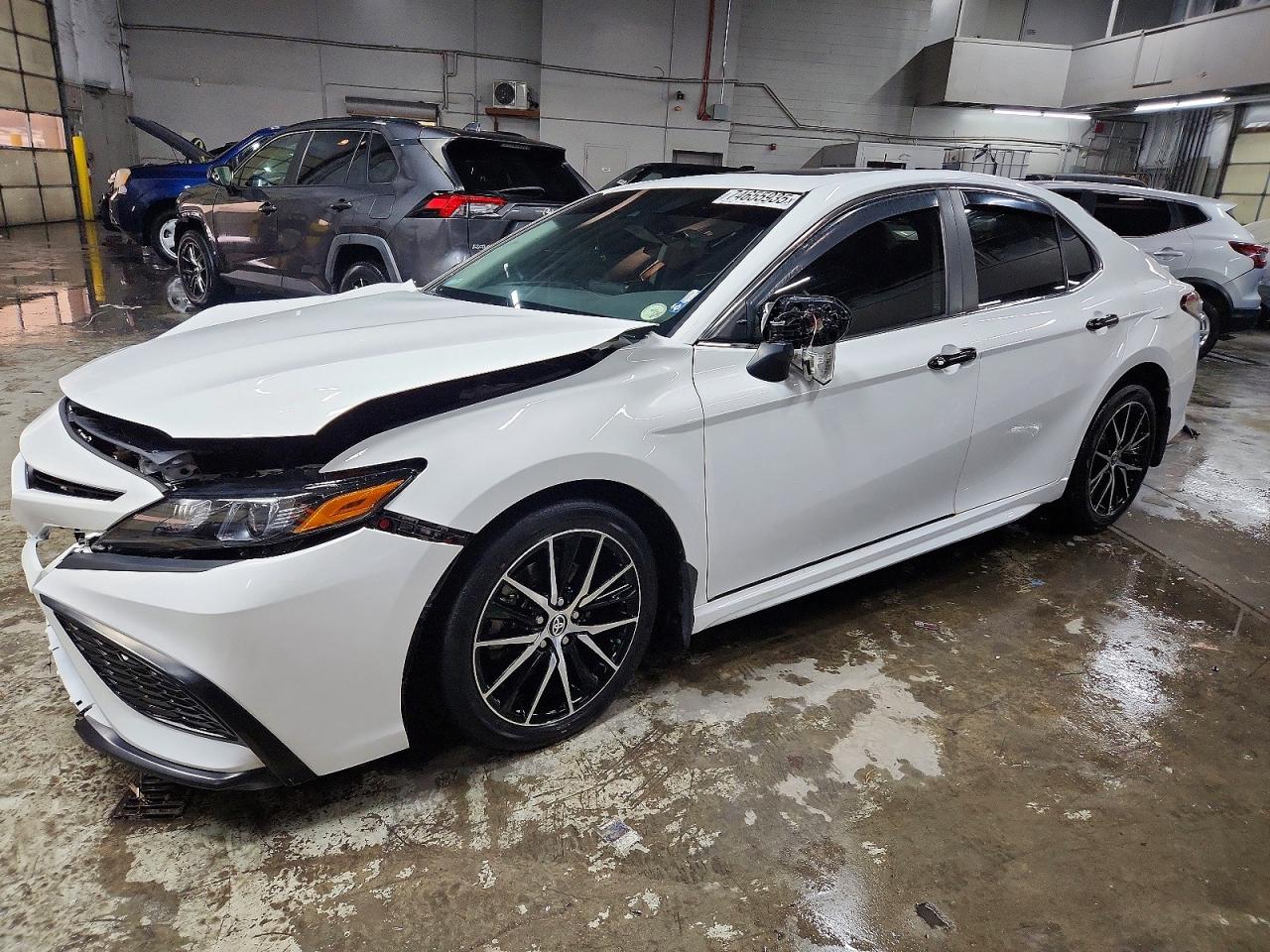 Salvage Toyota Camry Image