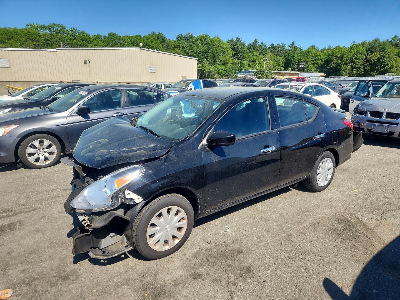 Salvage Nissan Versa Image