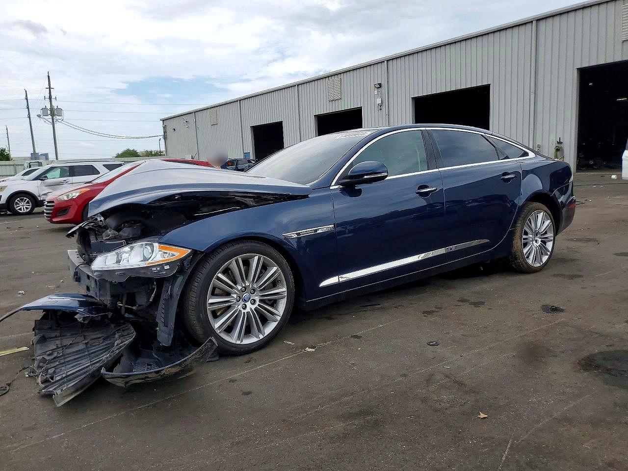 Salvage Jaguar XJ Image