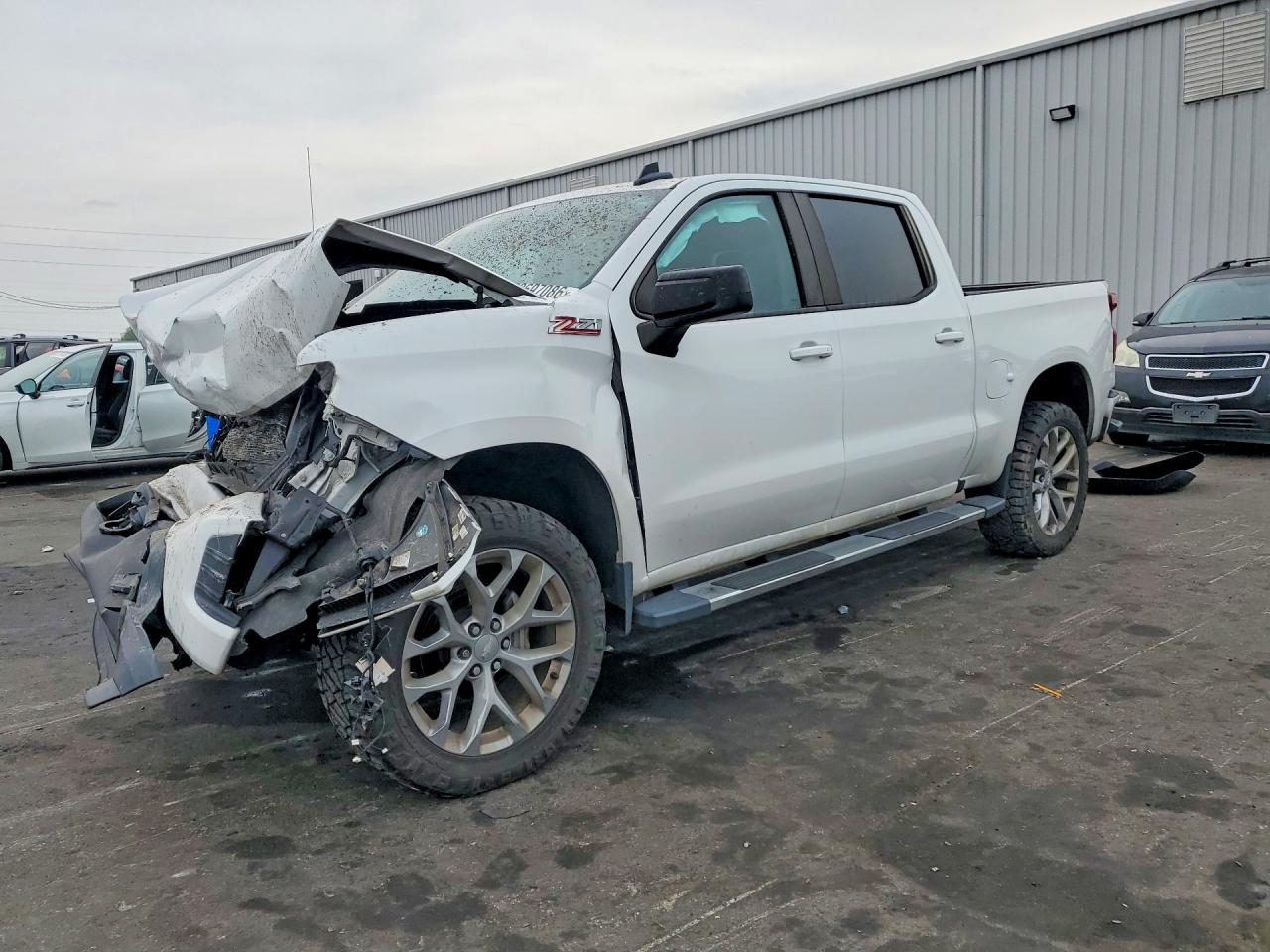 Salvage Chevrolet Silverado Image
