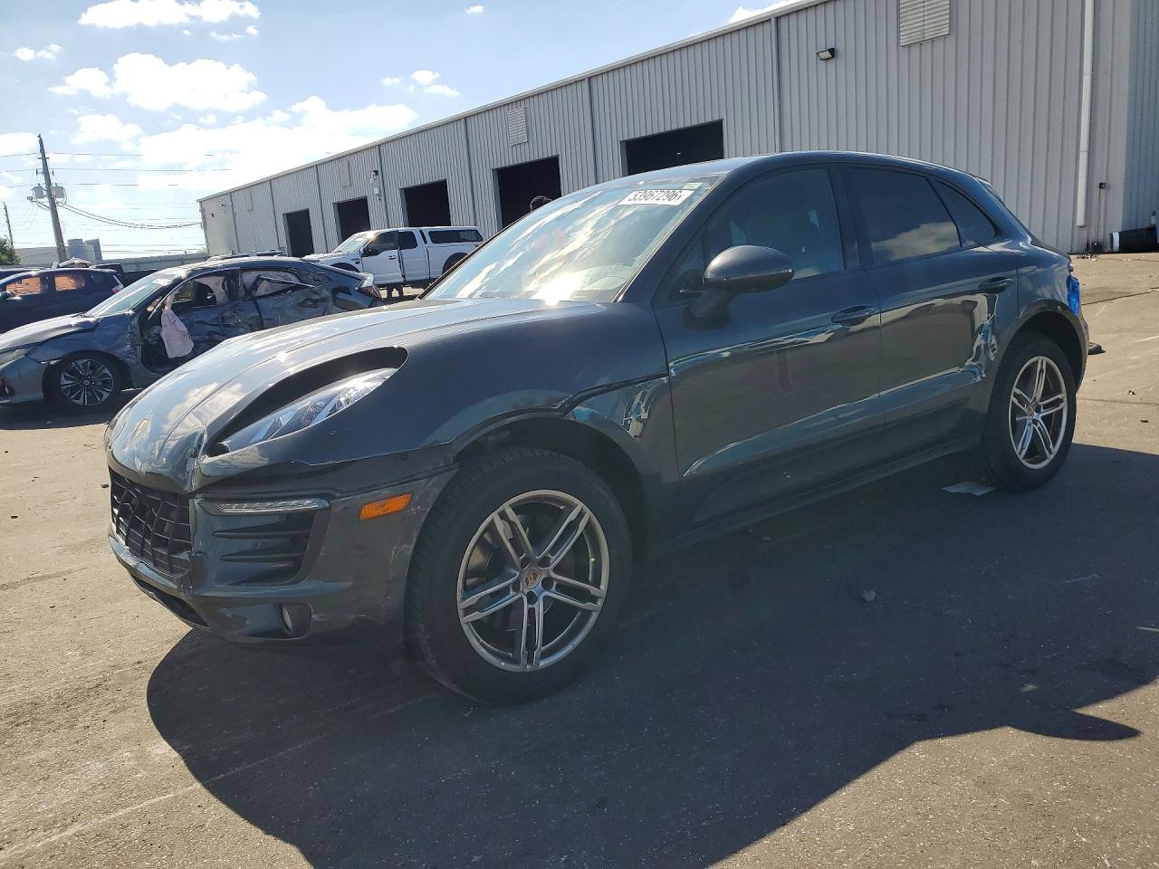 Salvage Porsche Macan Image