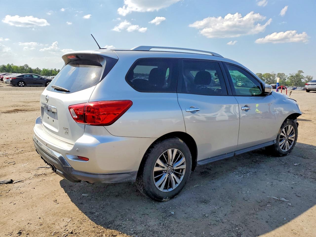 Nissan Pathfinder Sv