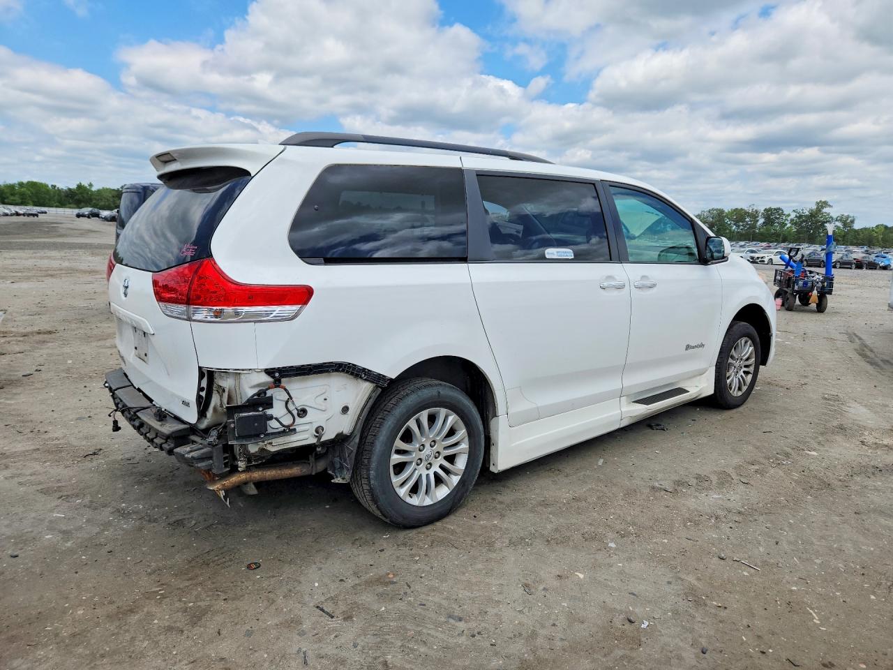 Toyota Sienna Xle 8-passenger